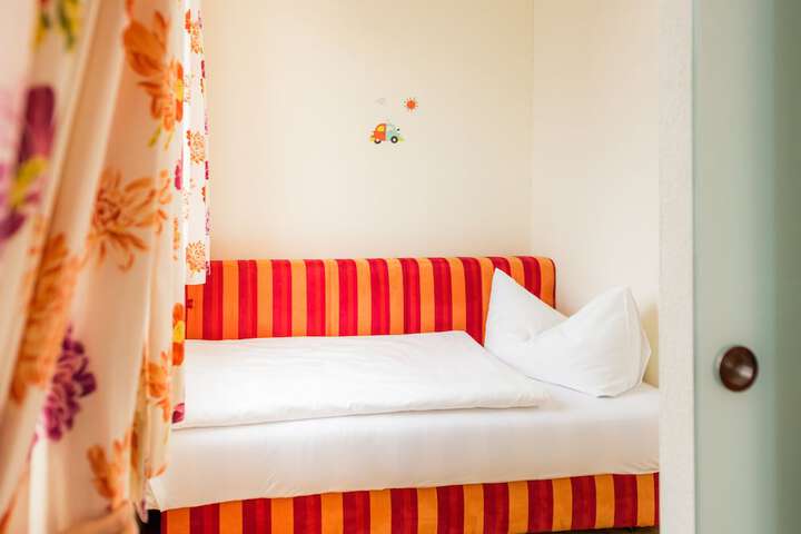 Room 27 of 90