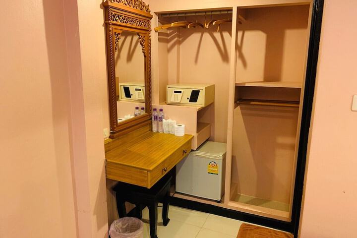 Room 15 of 93