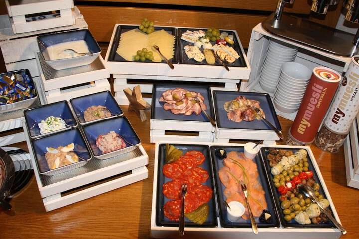 Dining 17 of 27
