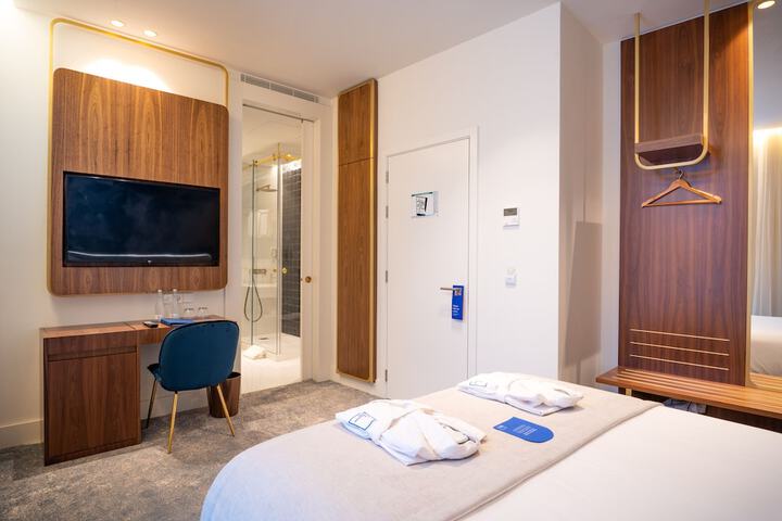 Room 9 of 48
