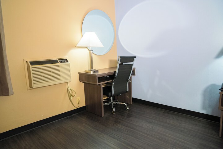 1 Queen Bed Micfridge (3 of 15)