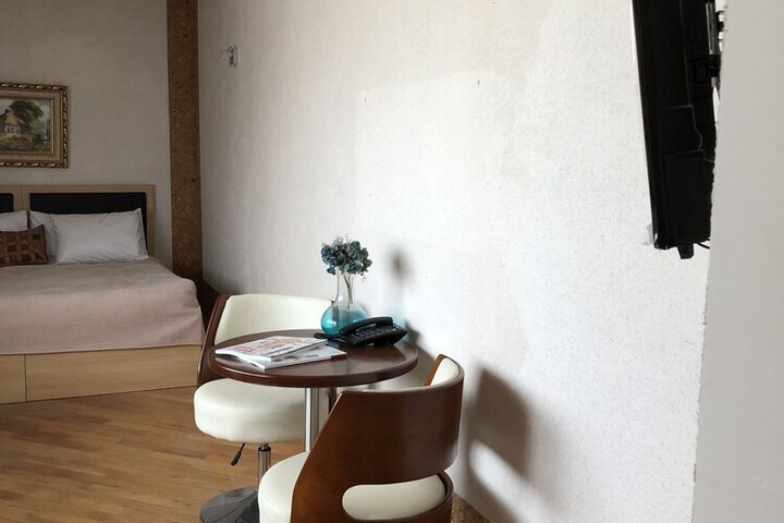 Room 7 of 12