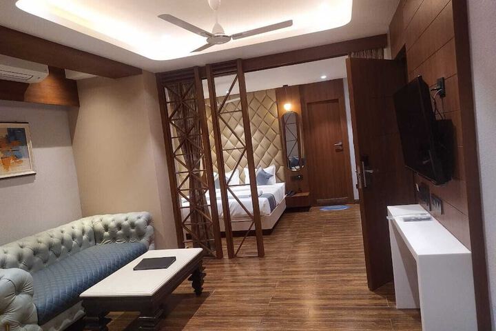 Room 8 of 34