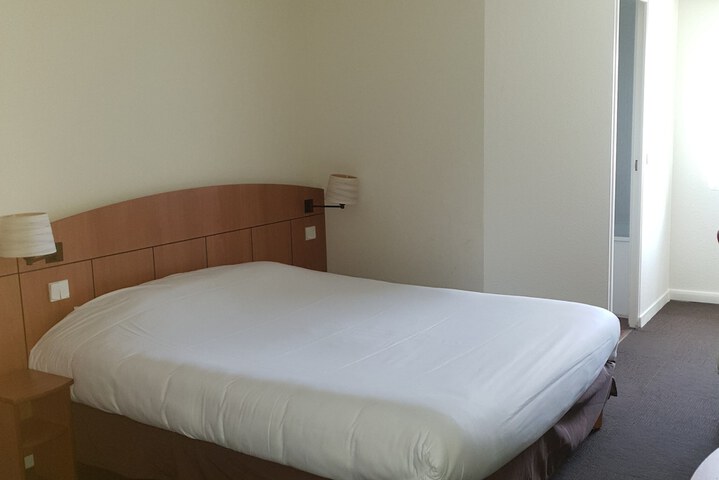 Room 8 of 34