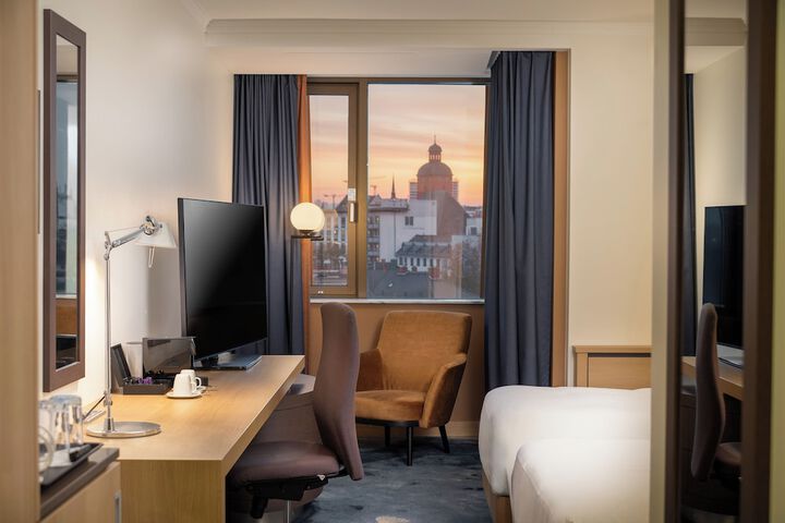 Room 25 of 152