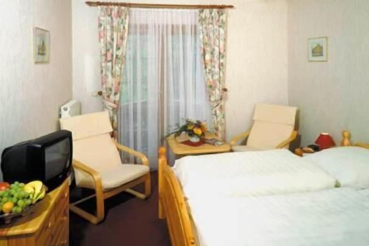 Room 5 of 16