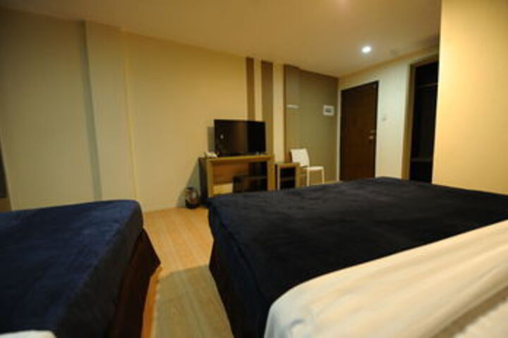 Room 12 of 28