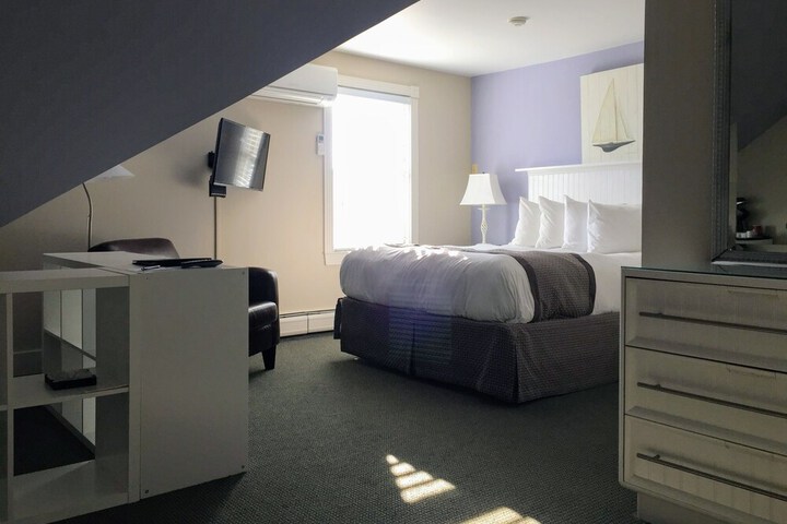 Room 28 of 168