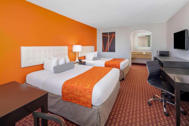 Double Accessible Queen Size Bed (7 of 8)