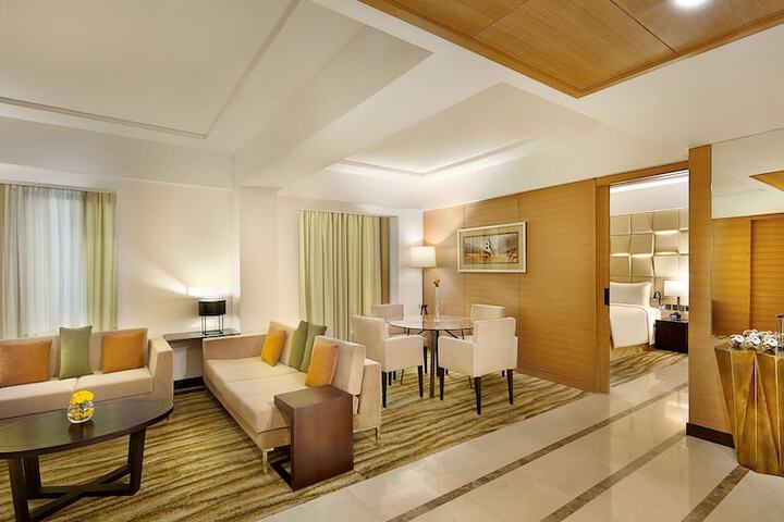 Lounge 40 of 78