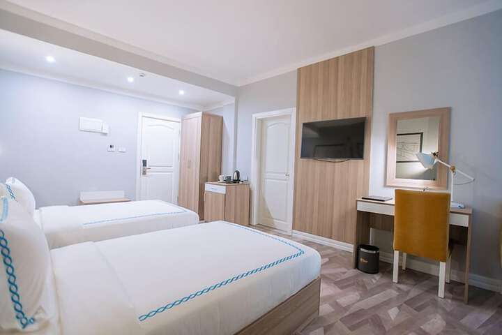 Room 8 of 33
