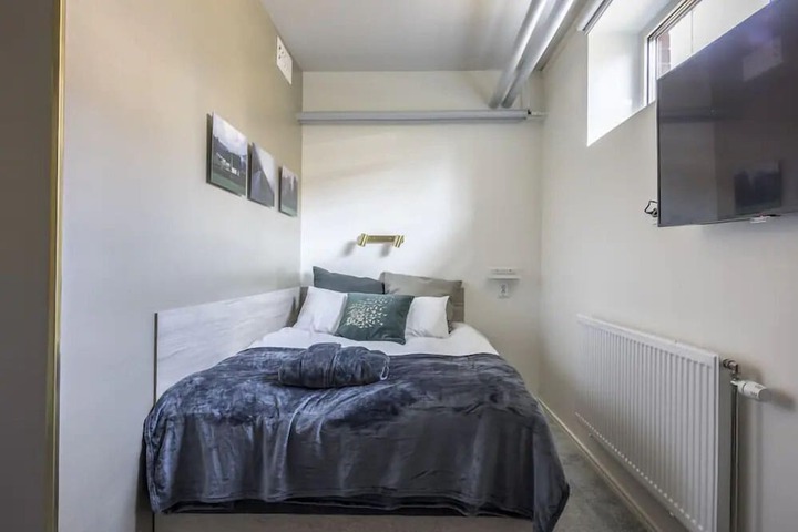 Room 33 of 60