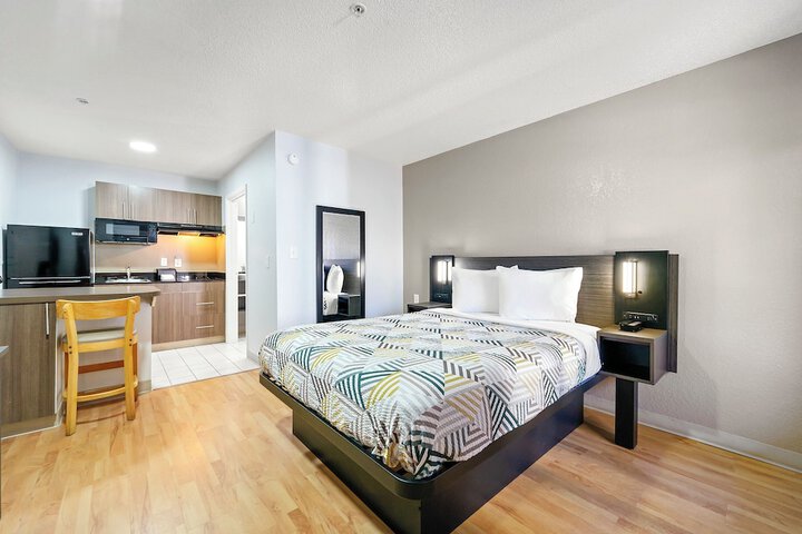 1 Queen Bed (5 of 8)