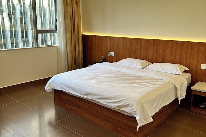 Room 9 of 33