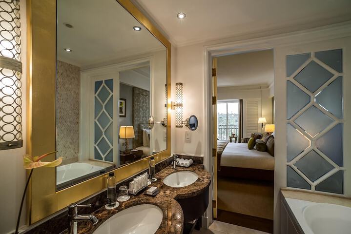 Room 52 of 165