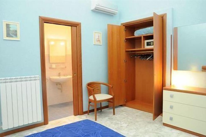 Room 6 of 32