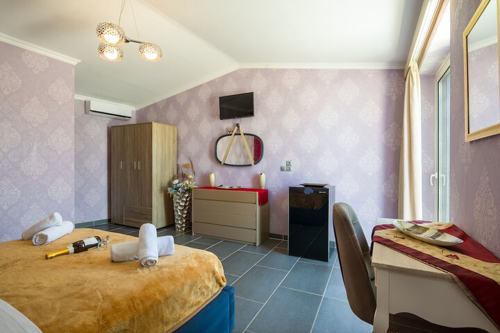 Room 11 of 40