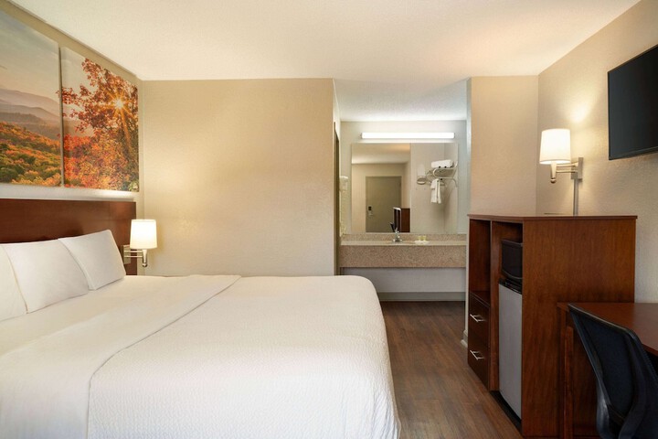 1 King Bed (3 of 4)