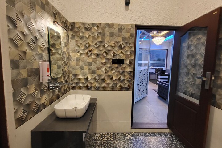 Room 53 of 134
