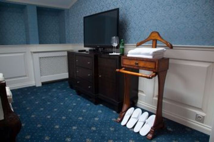 Room 13 of 16