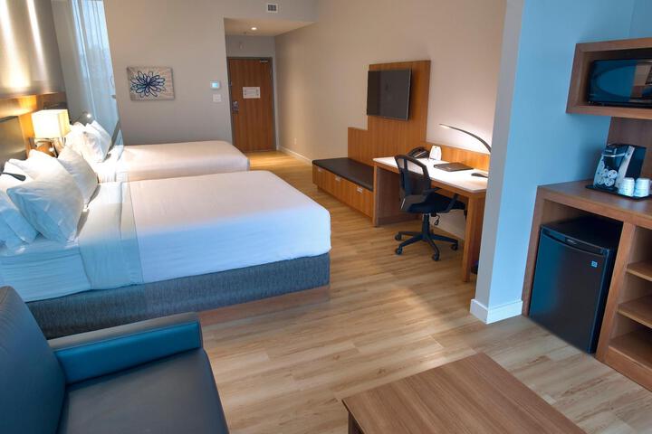 1 Queen Bed (5 of 5)