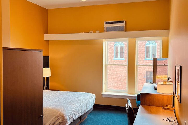 Room 9 of 16