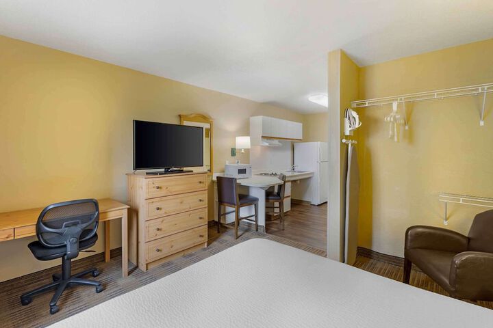 1 Queen Bed Kitchen (9 of 18)