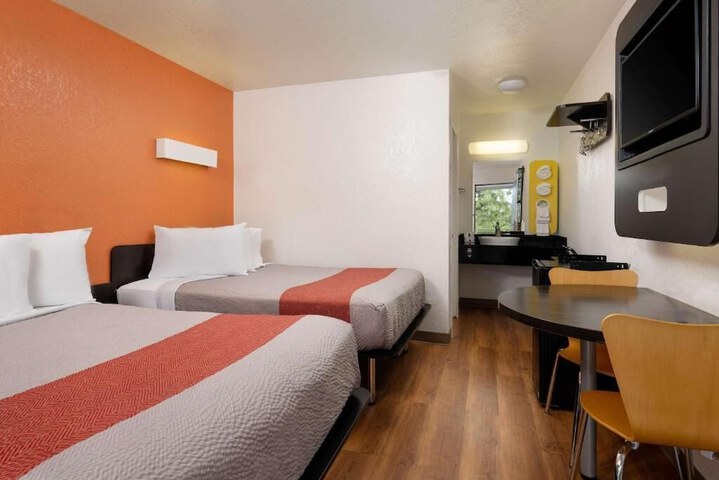 Room 7 of 12