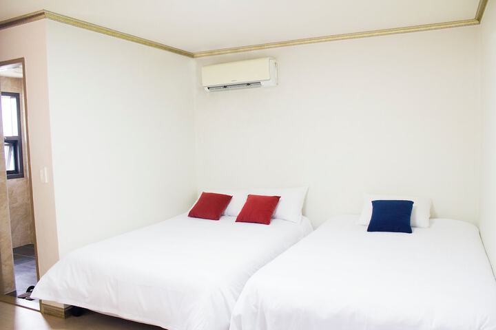 Room 13 of 38