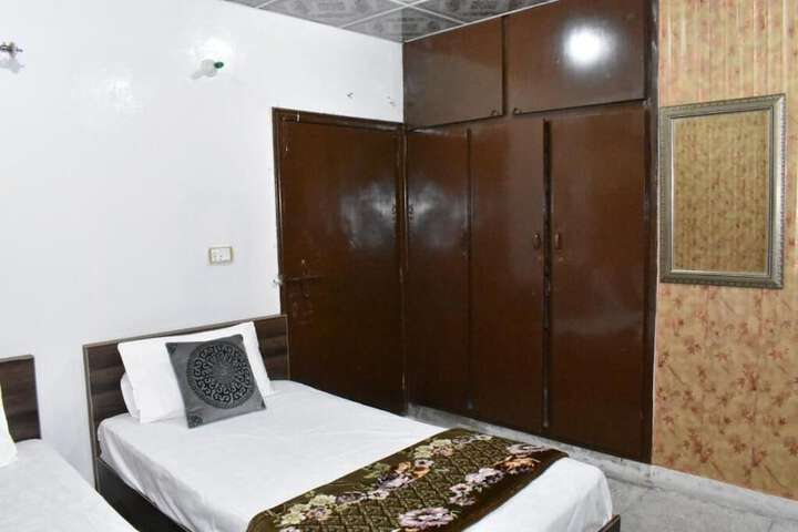 Room 14 of 40