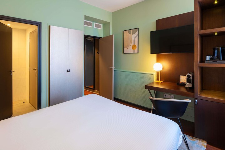 Room 16 of 111