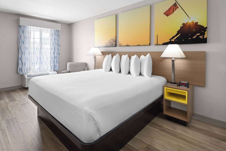 1 King Bed (3 of 8)