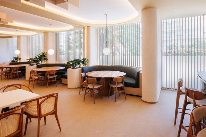 Lounge 90 of 121
