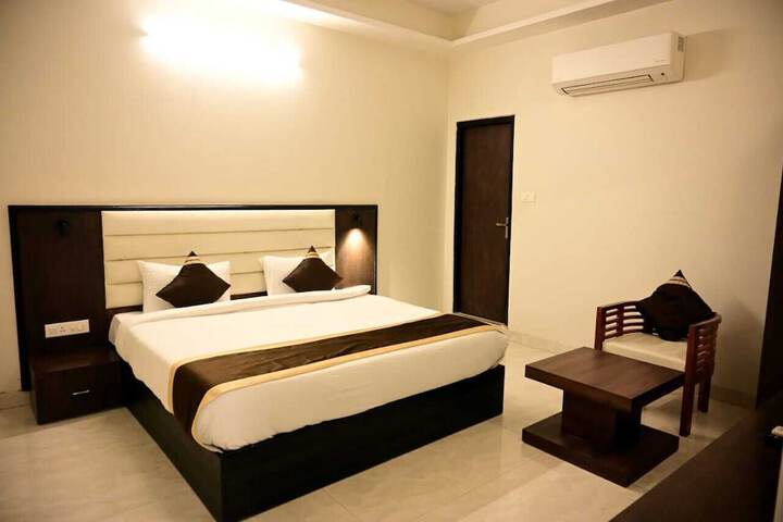 Room 4 of 9