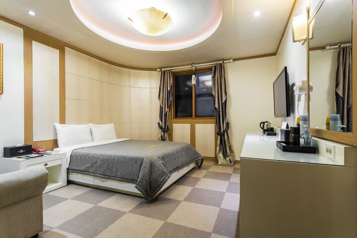 Room 2 of 31