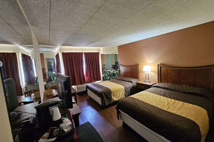 2 Double Beds (3 of 8)