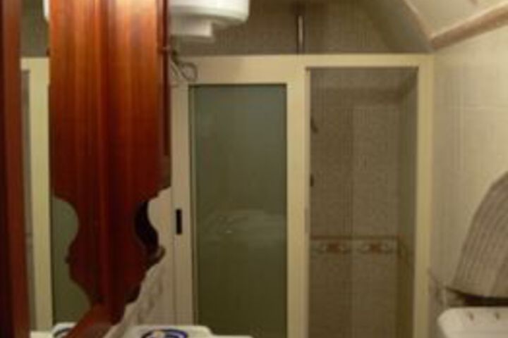 Room 5 of 18