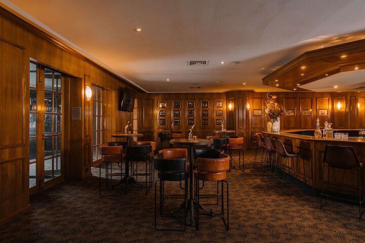 Lounge 32 of 43