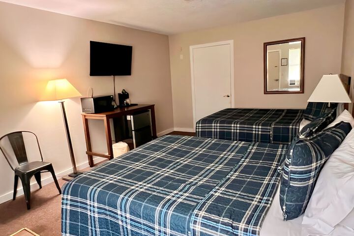 Premium Room 2 Queen Beds Connecting Rooms Lake View (2 of 12)