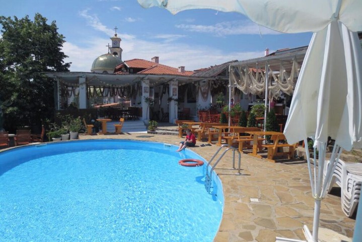 Pool 15 of 22