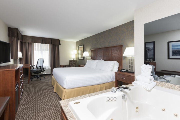 2 Queen Beds (6 of 10)