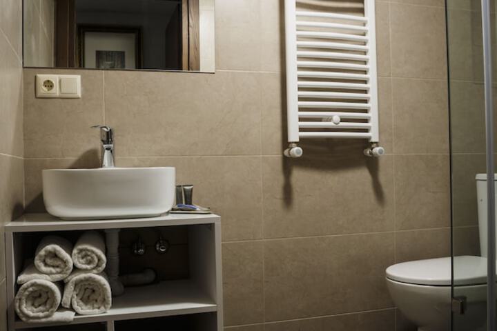 Room 8 of 28
