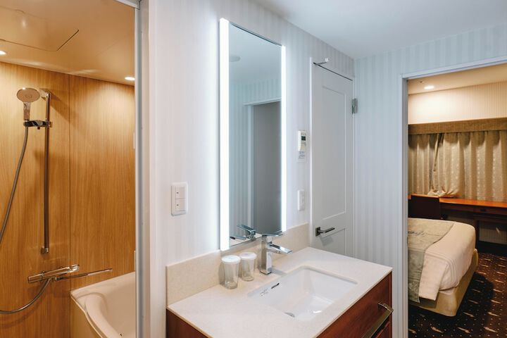 Room 27 of 107