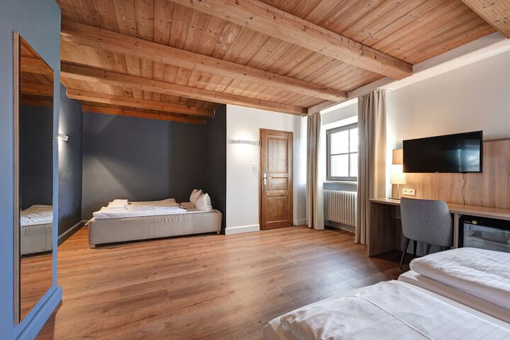 Room 7 of 33