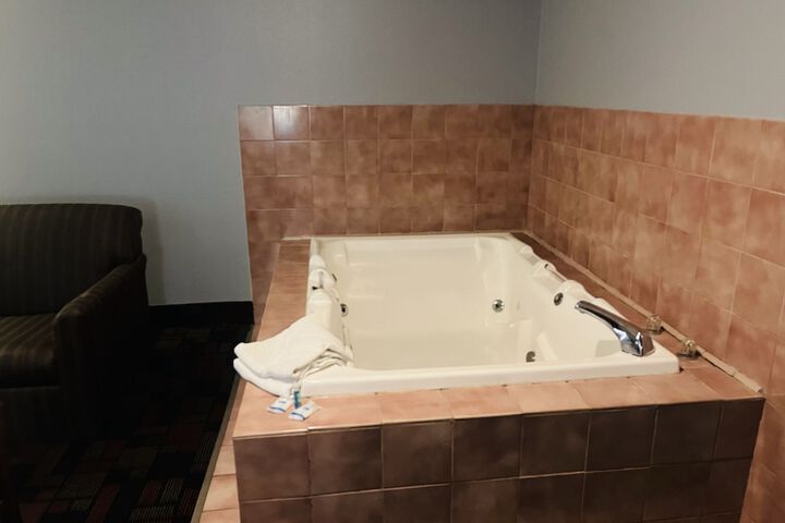 1 King Bed (2 of 21)