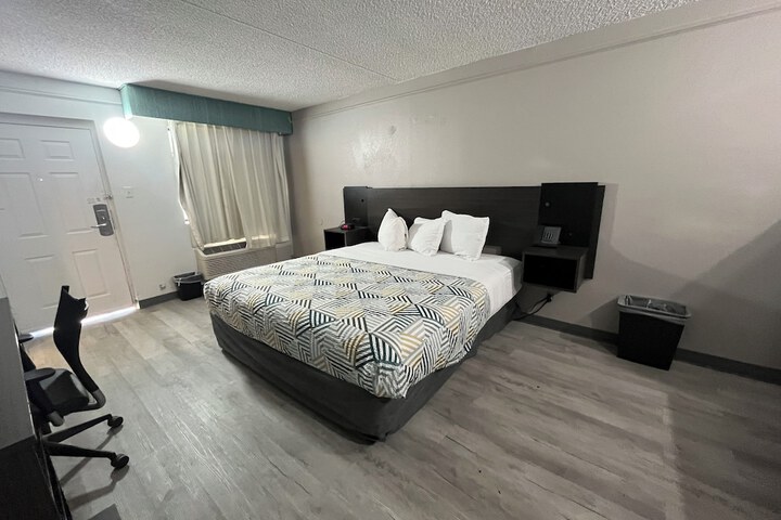 Room 11 of 27
