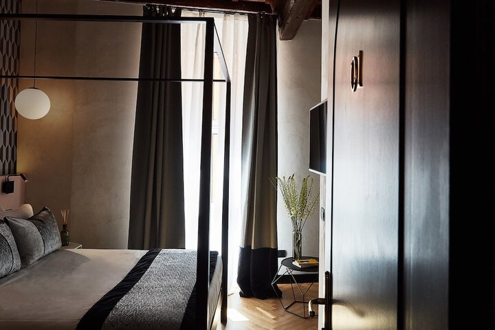 Room 10 of 27