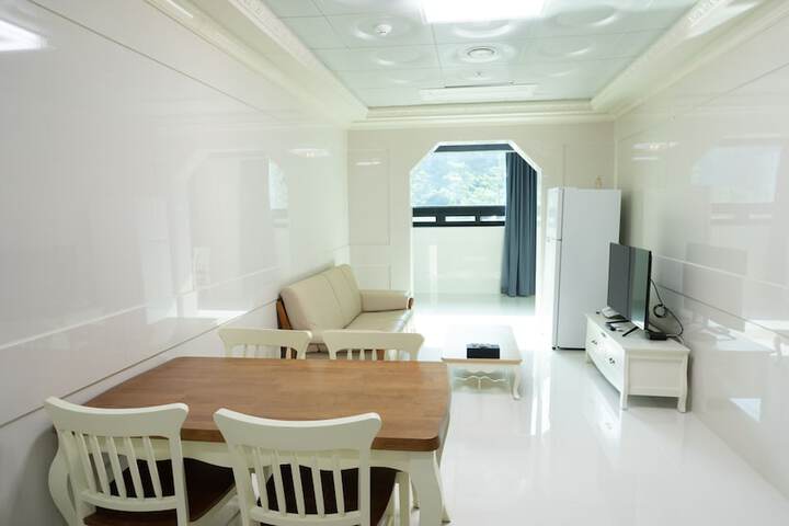 Room 4 of 25