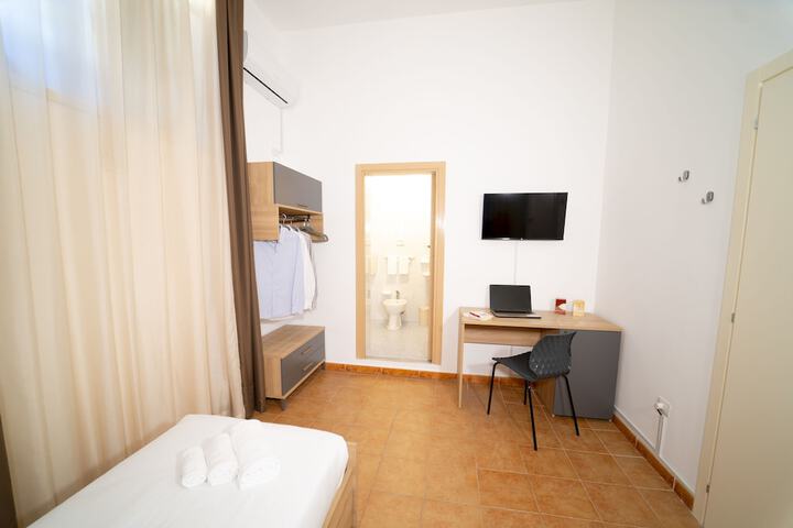 Room 42 of 107