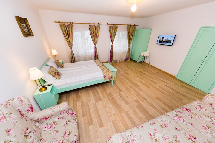 Room 28 of 107